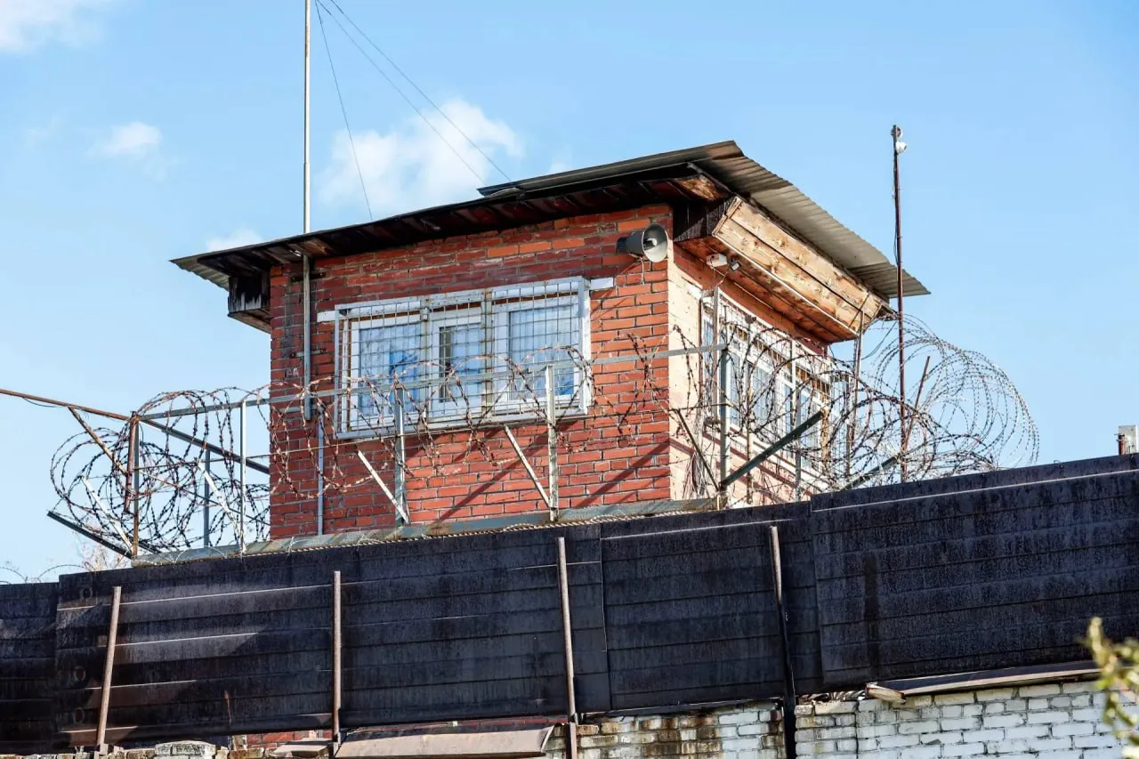 В Челябинске дорожного подрядчика отправили в колонию за аферу на 76 млн рублей Центральный районный суд признал директора УралДорСтрой Нвера Колозяна виновным в мошенничестве в особо крупном размере По данным следствия при ремонте дороги он занижал объём материалов снижая фактическую стоимость работ Затем подрядчик предоставлял заказчику фиктивные документы и похитил более 76 3 млн рублей Суд назначил ему 6 лет колонии строгого режима и штраф 40 5 млн Также сохранён арест на имущество Колозяна стоимостью свыше 50 млн рублей