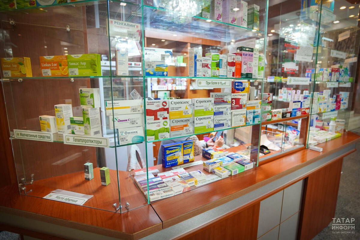 Владислав Виниченко Наиболее остро стоит вопрос льготного обеспечения лекарствами За десять месяцев Росздравнадзор по РТ рассмотрел более 1 5 тыс обращений что по сравнению с аналогичным периодом 2024 года больше на 11 Об этом сообщил руководитель Территориального органа Федеральной службы по надзору в сфере здравоохранения по РТ Владислав Виниченко на 16 м заседании Госсовета РТ VII созыва Наиболее остро стоит вопрос льготного обеспечения лекарствами и медицинскими изделиями включая вопросы отсутствия лекарств в аптеках и в стационаре отказа в выписке льготного рецепта и длительного отсроченного обслуживания рассказал он Виниченко добавил что часто поступали обращения по ненадлежащему лекарственному обеспечению препаратами для иммунотерапии пациентов в Республиканском онкологическом диспансере Кроме того граждане обращались с просьбой оказать содействие в обеспечении лекарственными препаратами по сердечно сосудистым заболеваниям сахарному диабету обеспечению тест полосками для определения уровня глюкозы в крови Но это связано с низким нормативом федерального финансирования для льготников подчеркнул он После рассмотрения обращений связанных с льготными лекарствами проведено пять проверок медицинских организаций объявлено 365 предостережений В 83 случаев права граждан были восстановлены в остальных случаях даны разъяснения отметил Виниченко Депутаты Госсовета на заседании сегодня приняли бюджет Татарстана на три года обсудили медпомощь участникам СВО и ситуацию с онкозаболеваемостью в Нижнекамске Подробнее в репортаже Татар информа Бюджет Татарстана на трехлетку и просьбы Нижнекамска что решили на сессии Госсовета РТ  Подпишитесь на iatatarinform Читайте нас в МАХ