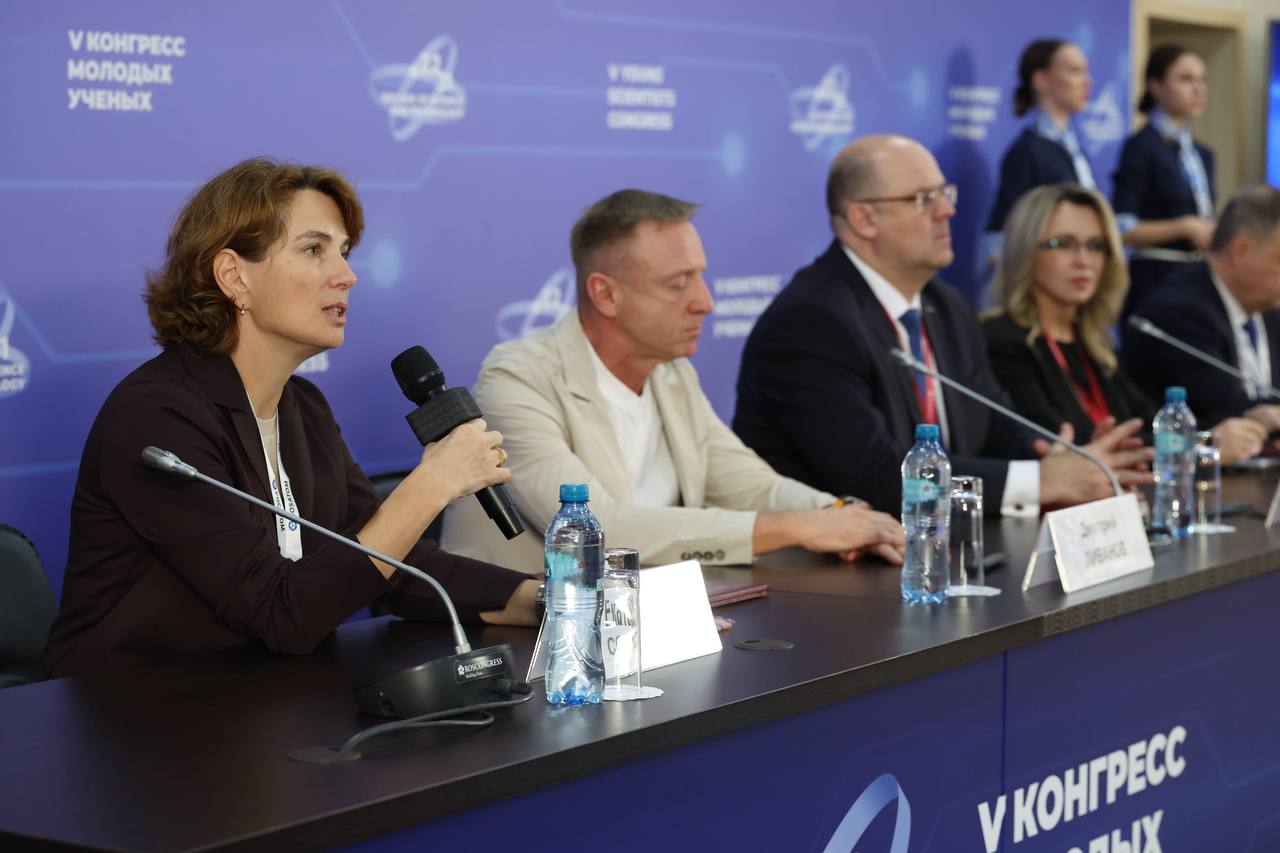 Росатом и ведущие вузы намерены создать сетевой Квантовый университет По инициативе Росатома на полях Конгресса молодых ученых подписано соглашение о намерении к которому присоединились ведущие технические вузы в частности МИФИ и МИСиС Целью проекта является развитие российской школы подготовки в области квантовых технологий а также формирование поколения высококвалифицированных кадров для квантовой индустрии ученых инженеров специалистов по практическому применению квантовых новаций для различных отраслей Предполагается что университет станет сетевым образовательным центром в области квантовых технологий объединив в единую систему существующие программы вузовской подготовки этого профиля Еще одна из задач повышение квантовой грамотности и реализация соответствующих просветительских программ для населения в том числе популяризация квантовых образовательных проектов для школьников Наши вузы готовят сильнейших в мире физиков математиков инженеров На этой базе мы создадим передовую школу которая станет международным стандартом квантового образования подчеркнула Екатерина Солнцева директор по квантовым технологиям Росатома Подписывайтесь на Росатом Оставляйте бусты новость КМУ2025 РосатомКвантовыеТехнологии