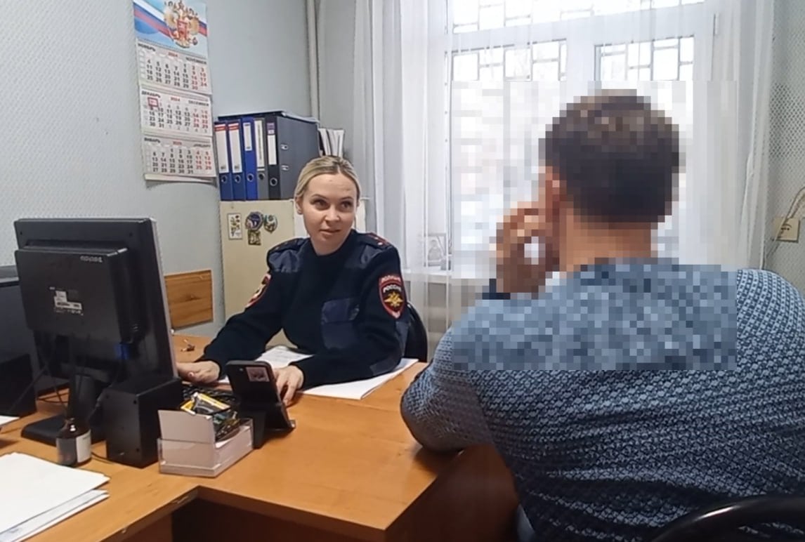 В Курганинском районе перед судом предстанет местный житель, тайно оформивший на отчима четыре микрозайма Получив в общей сложности более 60 000 рублей, 18-летний обвиняемый перевел деньги на свой банковский счет и потратил на личные нужды. Отделением дознания ОМВД России по Курганинскому району завершено расследование уголовного дела, возбужденного в отношении 18-летнего местного жителя по признакам преступлений, предусмотренных статьей 159 УК РФ «Мошенничество». Установлено, что обвиняемый, находясь в доверительных отношениях с отчимом, имел свободный доступ к его телефону. С помощью мобильного приложения банка злоумышленник оформил на его имя четыре займа в микрофинансовых организациях на общую сумму более 60 000 рублей, перевел деньги на свой счет и потратил на ставках в онлайн-казино. Получив извещения о задолженности, потерпевший обратился в полицию. В настоящее время уголовное дело с утвержденным обвинительным актом направлено в суд для рассмотрения по существу. ГЛАВНЫЕ НОВОСТИ