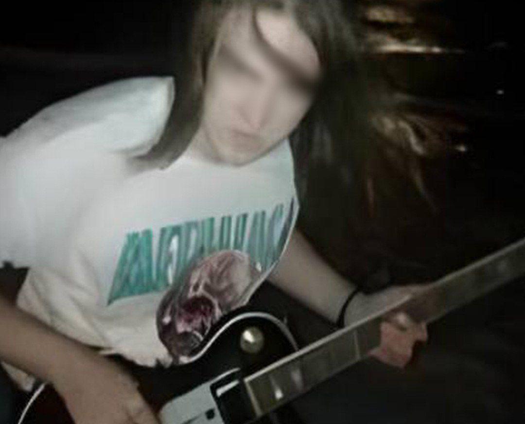 23 летний москвич погиб от удара током когда взял электрогитару в руки на репетиции перед концертом Студент РГГУ играл в группе в университетском ансамбле На саундчеке он подключил гитару уже на выступлении взял ее в руки странно задергался и упал в обморок Молодого человека госпитализировали он умер в больнице не приходя в сознание