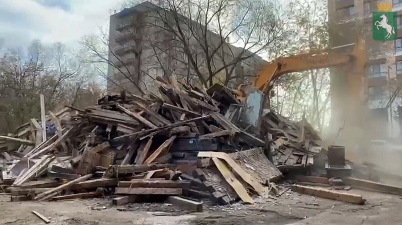 В Советском районе Томска подрядная организация завершила снос аварийного дома располагавшегося по улице Лебедева 34в Расселенное здание было отключено ото всех коммуникаций оно не было объектом культурного наследия и не представляло исторической ценности Подробнее на Бабре томск vtomsk24