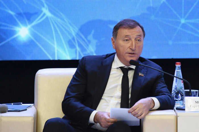 Азербайджанский бизнесмен лишился крупнейших магазинов беспошлинной торговли в Шереметьево Азербайджанский бизнесмен Араз Мехтиев перестал быть владельцем крупнейших магазинов беспошлинной торговли duty free в аэропорту Шереметьево Контроль над ООО Шереметьево Трэвел Ритейл перешёл к Виталию Бавину