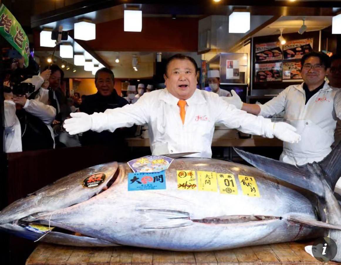 На рыбном аукционе в Токио голубого тунца продали за рекордные 2 4 млн это более четверти миллиарда рублей Рыбу весом 243 кг приобрёл так называемый король тунца владелец сети элитных ресторанов японской кухни HeadlinerJournal