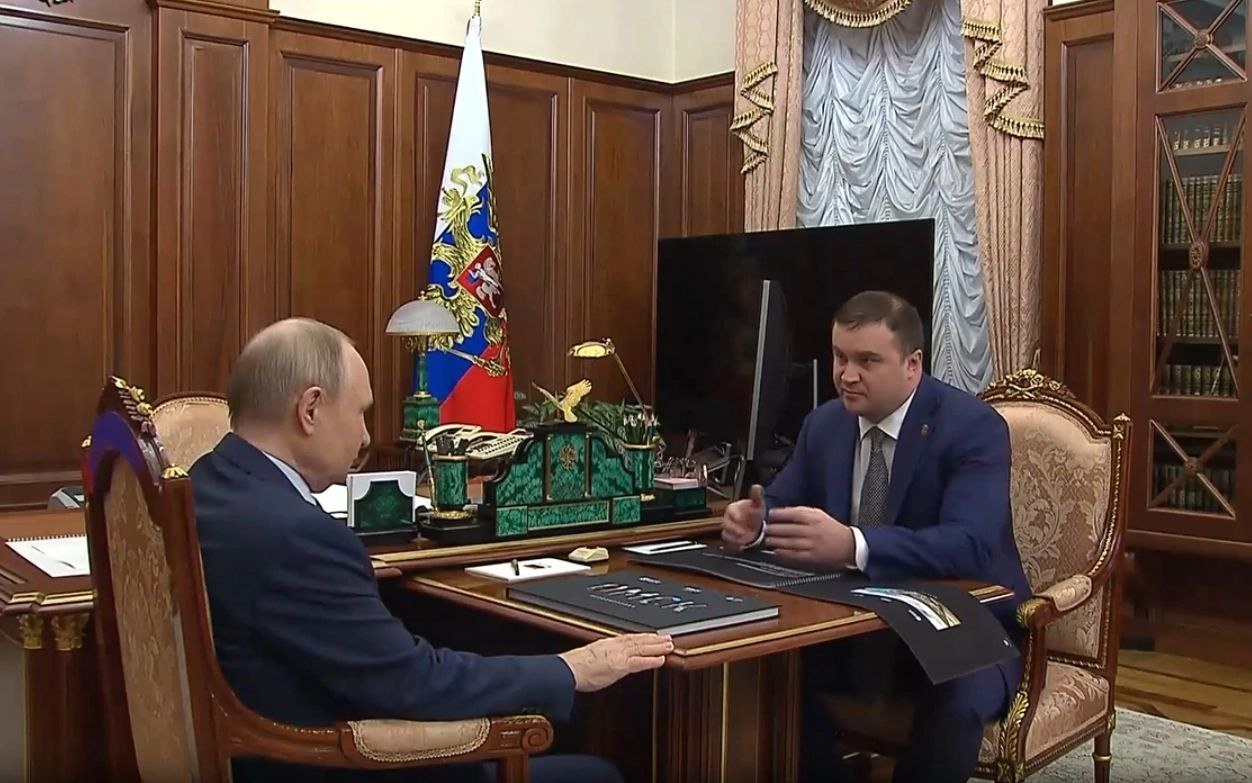 Вахтовики остаются: омский губернатор рассказал президенту о зарплате в регионе  Сегодня, 11 августа, в ходе рабочей встречи губернатор Омской области Виталий Хоценко информировал президента России Владимира Путина о социально-экономической ситуации в регионе. Он доложил главе государства о росте зарплат.   Произошло это благодаря «оборонке на подъеме», в Омской области до 2022 года работало 16 предприятий, где трудились 20 тыс. человек, сегодня в оборонке числится свыше 40 тыс.   Рост зарплат составляет 17,8 %, к тому же темпы роста быстрее, чем в соседних Тюменской и Новосибирской областях. Владимир Путин отметил, что «рост приличный».   - Причем это реальная заработная плата. И мы видим даже по вахтовикам - у нас большое количество вахтовиков, которые работают на северах: на Ямале, в Югре, - что многие не уедут уже, остаются, потому что конкурентоспособная заработная плата, - рассказал президенту Виталий Хоценко.  Добавим, что предыдущая встреча президента с Хоценко состоялась в августе 2023 года.