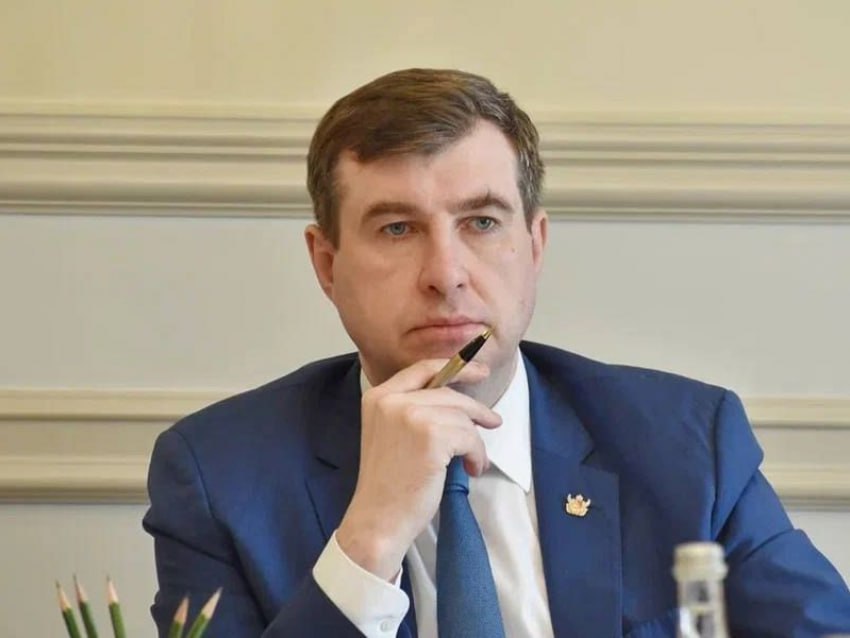 Сами не справятся Чиновников облправительства скоординируют для улучшения качества жизни воронежцев Воронежских чиновников хотят собрать в кучку для достижения успеха в гонке за хорошее место в рейтинге Причина по которой региональная власть должна собраться с силами проста речь идет о рейтинге качества жизни который с 2021 года формирует Агентство стратегических инициатив по поручению Президента России Владимира Путина Положение Воронежской области в этой турнирной таблице регионов вероятно вызывает особую обеспокоенность у местных управленцев По итогам 2024 года наш регион опустился на 31 строчку тогда как по итогам 2023 находился на 17 месте Сам документ вместе с сопроводительными файлами был опубликован на портале антикоррупционной экспертизы 1 октября В довесок к проекту регламента шла пояснительная записка Среди прочего в ней указано что разработка регламента идет по поручению первого зампреда облправительства Данилы Кустова Отметим что сам Данил Александрович приобрел в чиновничьих кругах Воронежа славу мастера отчетов Получится ли в этот раз