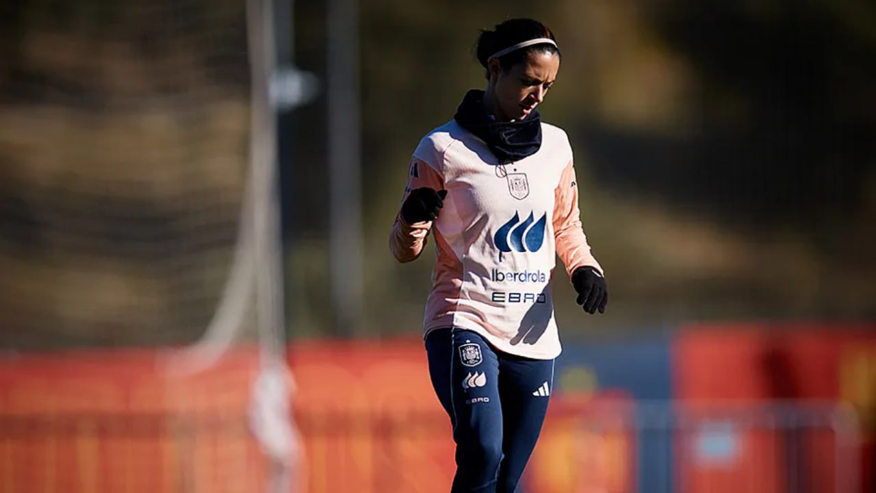 Лучшая футболистка мира сломала ногу на тренировке Чемпионка мира полузащитница сборной Испании и Барселоны Айтана Бонмати получила перелом левой малоберцовой кости сообщила пресс служба Королевской испанской футбольной федерации RFEF Бонмати неудачно упала после столкновения на утренней тренировке сборной 30 ноября Испанкам 2 декабря предстоит ответный финальный матч Лиги наций с командой Германии Первый матч 28 ноября завершился без забитых мячей Бонмати последние три года становилась обладательницей Золотого мяча как лучшая футболистка мира первая среди женщин В этом году она оформила требл с Барселоной чемпионат Кубок и Суперкубок Испании и дошла до финала Евро 2025 со сборной RFEF Подписаться на РБК Спорт