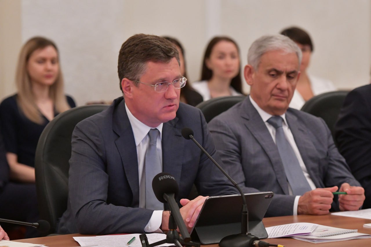 Александр Новак: Россия и Абхазия продолжают укреплять стратегическое партнерство  В рамках официального визита в Республику Абхазия вице-премьер Александр Новак встретился с президентом Республики Абхазия Бадрой Гунбой. В ходе переговоров стороны рассмотрели ключевые направления двустороннего взаимодействия, в том числе вопросы социально-экономического развития, укрепления инфраструктуры и расширения гуманитарных связей.   «За последние 4 года успешно реализовывалась программа социально-экономического развития Республики Абхазия. Объем торговли между нашими странами вырос на 60%. По итогам нескольких месяцев 2025 года прирост товарооборота составил около 30%. Россия оказывает поддержку социально-экономическому развитию республики. Видим огромный потенциал по развитию сельского хозяйства, туризма в республике. Абхазия для нас – надежный и дружественный партнер. У нас общие идеи и инициативы, одинаковый взгляд на ситуацию в мире, который должен стать многополярным», – сказал Александр Новак.  Президент Республики Абхазия Бадра Гунба отметил, что республика сталкивается с рядом сложностей, но при поддержке Российской Федерации получается их преодолевать.  «Для нас очень важно реализовать все те программы, которые мы наметили. По итогам 2022–2025 годов мы видим положительные результаты: значительно вырос товарооборот, ВВП увеличился на 187%. Это серьезные показатели. Уверен, что реализация текущей программы придаст особый импульс развитию экономики нашей республики», – отметил глава Абхазии.   В ходе визита также состоялось 20-е заседание Российско-Абхазской межправкомиссии, на котором стороны обсудили ключевые направления сотрудничества и наметили дальнейшие шаги по социально-экономическому развитию республики.   На заседании стороны согласовали ряд важных решений. Среди них продолжение реализации Государственной программы социально-экономического развития Республики Абхазия на 2022–2025 годы, продление базового соглашения о социально-экономическом сотрудничестве до 2030 года, что создаст основу для новой пятилетней программы на 2026–2030 годы. До конца года соглашение должно вступить в силу.    Делегация также посетила ряд значимых объектов, включая площадку будущей детской республиканской больницы, международный аэропорт Сухум имени В.Г.Ардзинба.    Новости Правительства России