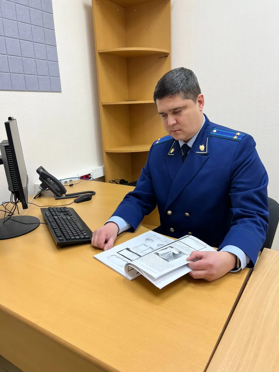 После вмешательства прокуратуры Нового Уренгоя в пользу ребенка взыскана компенсационная выплата в размере 1 млн рублей   Установлено что в результате ненадлежащего выполнения муниципальным казенным учреждением Уренгойская городская специализированная компания своих должностных обязанностей 9 летняя девочка катаясь на качели в парке Дружба потеряла равновесие оступилась и упала В результате обратного хода качели она получила удар в районе поясницы Согласно заключению эксперта девочке причинен тяжкий вред здоровью   Подробности на сайте ведомства