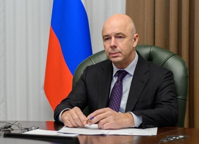 Правительство направит 35 млрд рублей на развитие новых регионов В рамках подготовки ко второму чтению федерального бюджета на 2026 2028 годы Правительство РФ предусмотрело дополнительные ассигнования в размере 35 млрд рублей на развитие Донецкой и Луганской Народных Республик Запорожской и Херсонской областей Как отметил министр финансов Антон Силуанов средства пойдут на инфраструктуру дороги энергетику транспорт и медобеспечение Премьер министр Михаил Мишустин добавил что в целом рассмотрено почти 600 поправок на сумму свыше 7 трлн рублей включая поддержку семей и участников СВО Федеральное правительство усиливает поддержку новых регионов обеспечивая их устойчивое развитие и улучшение качества жизни жителей НОВЫЙ МЕЛИТОПОЛЬ