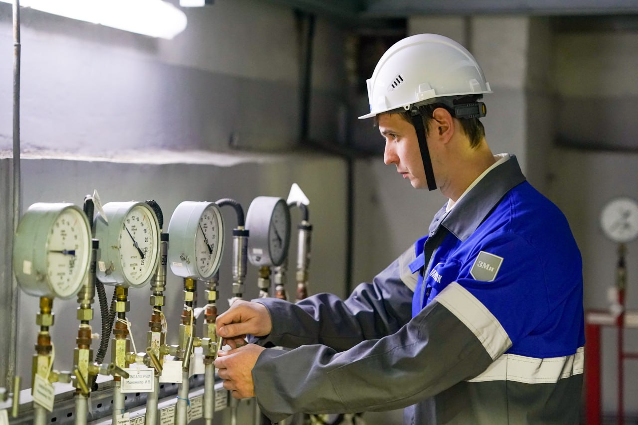 Столичная система отопления переведена на повышенные параметры работы из за холодов Согласно прогнозу синоптиков в ближайшие дни в столичном регионе сохранится морозная погода ночные температуры будут опускаться до минус 20 градусов В связи с этим скорректирована работа системы теплоснабжения выставлены повышенные параметры чтобы обеспечить комфортное пребывание жителей в квартирах рассказал заместитель Мэра Москвы Петр Бирюков Технологические режимы системы централизованного теплоснабжения выбираются в соответствии с температурой наружного воздуха Задания на изменение выдаются заблаговременно на основании краткосрочного прогноза погоды Быстрое повышение и понижение температуры теплоносителя невозможно из за естественной инерционности системы теплоснабжения Регулирование отпуска тепла обеспечивается двумя основными параметрами  за счет понижения или повышения температуры теплоносителя  увеличения или сокращения его объема Корректировка производится под контролем диспетчерских служб ПАО МОЭК в автоматическом режиме на основании показателей погодных датчиков и систем диспетчеризации расположенных в том числе на тепловых пунктах Больше о событиях Москвы в каналах Мэра Москвы Сергея Собянина и Городское хозяйство Москвы в MAX