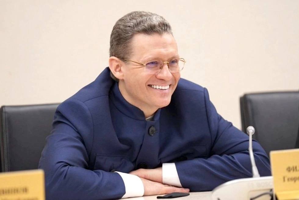 ПМЭФ: Глава Вологодчины в федеральных СМИ рассказал о точках роста региона В центральных изданиях вышли материалы о развитии экономики Вологодской области, приуроченные к Петербургскому международному экономическому форуму. «Внимание федеральных СМИ к региону — подтверждение, что мы двигаемся в правильном направлении», - констатирует в своем Telegram-канале губернатор Георгий Филимонов. В спецвыпуске «Комсомольской правды» «Время новых дел», посвященном ПМЭФ-2025, рассказали о новых точках экономического роста и создании особой экономической зоны промышленно-производственного типа «Вологодская». «Российская газета» акцентировала внимание на растущем объёме привлечённых инвестиций в регион, специальных программах поддержки инвесторов и туристическом потенциале. В частности, Георгий Филимонов отметил, что поддержка инвесторов, реализующих крупные проекты в приоритетных отраслях экономики, - в особом фокусе внимания.
