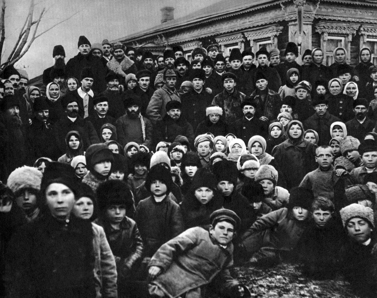 105 лет назад 14 ноября 1920 года в подмосковной деревне Кашино начала работать первая в Советской России сельская мини электростанция Начало электрификации советских деревень Электростанция была построена силами местных крестьян На открытие электростанции приехали В И Ленин и Н К Крупская в одном из сельских домов состоялась беседа Владимира Ильича с местными крестьянами После беседы гости сфотографировались с крестьянами а затем В И Ленин выступил на митинге Владимир Ильич помогал крестьянам в финансировании стройки и поставке оборудования Динамо машина была привезена из Москвы Разводная сеть была построена на средства сельскохозяйственного товарищества самими жителями в их личное время Так зажглась в России первая лампочка Ильича На улице был устроен митинг рассказывал Владимир Ильич об этом крестьянском празднике на VIII Всероссийском съезде Советов и вот один из крестьян вышел и стал говорить речь в которой он приветствовал это новое событие в жизни крестьян Он говорил что мы крестьяне были темны и вот теперь у нас появился свет неестественный свет который будет освещать нашу крестьянскую темноту Я лично не удивился этим словам Конечно для беспартийной крестьянской массы электрический свет есть свет неестественный но для нас неестественно то что сотни тысячи лет могли жить крестьяне и рабочие в такой темноте в нищете в угнетении у помещиков и капиталистов Из этой темноты скоро не выскочишь Но нам надо добиться в настоящий момент чтобы каждая электрическая станция построенная нами превращалась действительно в опору просвещения чтобы она занималась так сказать электрическим образованием масс