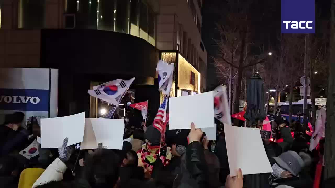 Полиция разогнала митинг сторонников президента Юн Сок Ёля в Сеуле