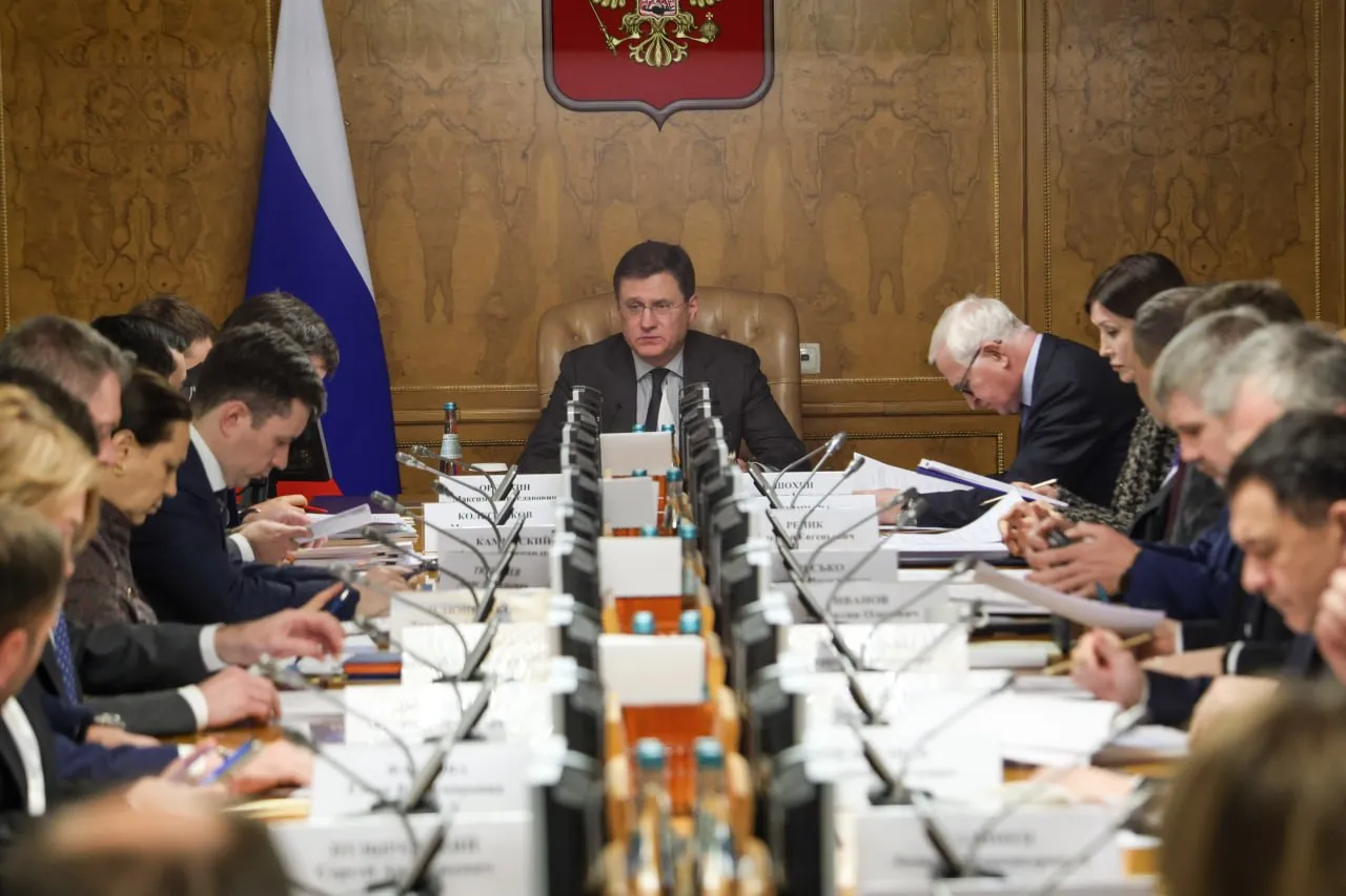 Александр Новак провел заседание подкомиссии по повышению устойчивости финансового сектора и отдельных отраслей экономики В центре внимания реализация национальной модели целевых условий ведения бизнеса до 2030 года Подкомиссия подробно рассмотрела реализацию дорожных карт нацмодели по направлениям Трудовые нормы Финансовые услуги Конкуренция Недвижимость Коммунальная инфраструктура а также Энергетическая инфраструктура В ходе обсуждения Александр Новак поручил усилить взаимодействие профильных ведомств с Федеральным собранием Российской Федерации чтобы ускорить рассмотрение законопроекта о повышении гибкости трудовых отношений Подкомиссия утвердила состав новой рабочей группы нацмодели по направлению Объекты культурного наследия Сформированы и направлены предложения в Правительство по ключевым показателям эффективности и плану мероприятий которые планируется реализовать в этой сфере Александр Новак поручил профильным ведомствам рассмотреть их в недельный срок Новая рабочая группа сосредоточится на устранении избыточных административных барьеров и создании условий для инвесторов которые хотят вкладываться в объекты культурного наследия Речь в том числе о сокращении сроков согласований разрешительной документации новых финансовых инструментах в том числе долевом финансировании упрощенном порядке проведения реставрационных работ ℹ Национальная модель целевых условий ведения бизнеса была разработана по поручению Президента России Она является частью плана структурных изменений в экономике Стратегическая задача поставленная главой государства вывести Россию в число 20 ведущих стран по качеству деловой среды и выровнять условия для бизнеса по всей стране Подписаться на Правительство России в MAКС
