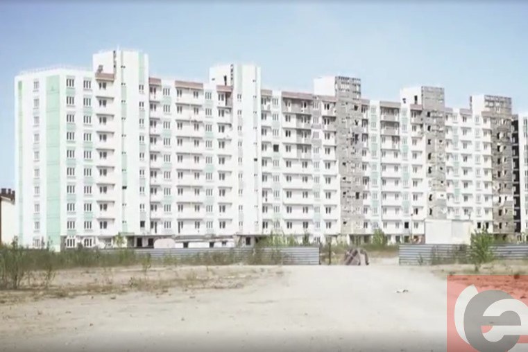 В Новосибирской области увеличилось количество долгостроев В регионе впервые с 2020 года увеличилась доля площадей в жилищном строительстве с переносом сроков сдачи объектов Соответственно выросло количество проблемных домов Данные обнародовал независимый аналитик рынка недвижимости Сергей Николаев Эксперт отметил что по информации Национального объединения застройщиков доля строящегося жилья с переносом сроков ввода с 1 декабря 2020 года до конца 2024 го в регионе стабильно снижалась В итоге она уменьшилась за этот период с 34 6 до 9 7 По мнению Сергея Николаева многие проблемные объекты удалось достроить в последние годы за счет системы проектного финансирования и действующей одновременно льготной ипотеки Комплексные меры господдержки и контроль прокуратуры также способствовали вводу долгостроев Однако в 2025 ом впервые за пятилетку доля площадей в жилых домах с переносом сроков сдачи увеличилась с 9 7 до 12 8 по сравнению с показателями декабря 2024 го Подробнее на сайте