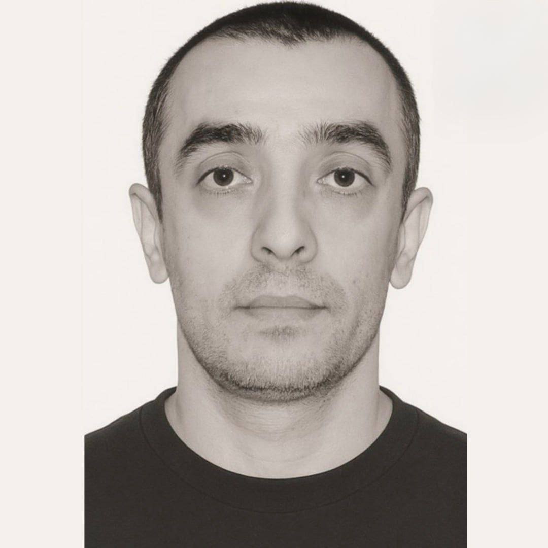 В Москве задержан один из самых влиятельных и скрытных российских миллиардеров Ибрагим Сулейманов Его подозревают в убийстве Сулейманов является владельцем компании Сирена Трэвел и зятем бизнесмена Платона Лебедева В 2004 году он был осуждён за хищение 4 5 млн и вышел по условно досрочному освобождению в 2015 году Подпишись на нас в МАХ