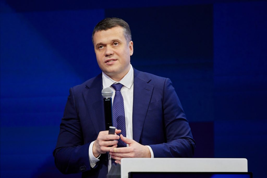 Замруководителя Рособрнадзора рассказал о развитии ЕГЭ по информатике и компьютерных технологий используемых для проведения экзаменов Заместитель руководителя Рособрнадзора Игорь Круглинский принял участие во Всероссийском форуме учителей информатики где рассказал о развитии ЕГЭ и ОГЭ по этому предмету и компьютерных технологий используемых для проведения экзаменов Игорь Круглинский отметил что содержание контрольных измерительных материалов КИМ ЕГЭ по всем предметам полностью соответствует ФГОС и Федеральной образовательной программе То чему учат в школе то мы и спрашиваем дальше на экзамене заверил он В 2026 году изменений в структуре и содержании КИМ ОГЭ И ЕГЭ по информатике не произошло В КИМ ЕГЭ входят задания базового повышенного и высокого уровней сложности Задания КИМ проверяют умения понимать программы на выбранном для изучения универсальном языке высокого уровня и анализировать алгоритмы с использованием таблиц владение стандартными приемами написания и отладки программ компьютерными средствами представления и анализа данных навыки использования готовых прикладных компьютерных программ знание основных конструкций программирования Количество участников ЕГЭ по информатике растет из года в год в 2025 году этот экзамен сдавали около 129 тысяч человек Информатика занимает второе место по популярности среди предметов ЕГЭ по выбору после обществознания При этом растет не только количество участников но и средний балл количество высокобалльников и стобалльников В ОГЭ информатика занимает третье место по выборности 70 участников ЕГЭ по информатике в 2025 году поступили в вузы В топ 5 вузов куда поступают абитуриенты набравшие на ЕГЭ по информатике более 90 баллов входят Высшая школа экономики МИРЭА Российский технологический университет Национальный исследовательский университет ИТМО Московский государственный технический университет имени Н Э Баумана и Московский авиационный институт Впервые в 2025 году были проведены всероссийские проверочные работы по информатике Они прошли для обучающихся 7 и 8 классов Замруководителя Рособрнадзора рассказал об использовании технологий искусственного интеллекта при проведении экзаменов Сейчас нейросети используются для анализа видео из аудиторий проведения ЕГЭ и почерков участников экзаменов и итогового сочинения с целью выявления потенциальных нарушителей Мы уже давно думаем над тем чтобы использовать технологии искусственного интеллекта и для проверки работ В 2025 году Федеральный институт педагогических измерений совместно с МАИ и Яндексом сделали первый шаг для создания интеллектуального помощника эксперта проверяющего развернутые ответы чтобы проверка у нас была более качественной и объективной рассказал Игорь Круглинский Отвечая на вопросы участников форума Игорь Круглинский пояснил что полный перевод ОГЭ в компьютерный формат зависит от возможностей регионов Некоторые регионы пользуются этой возможностью уже сейчас Также он рассказал что Рособрнадзор и ФИПИ очень внимательно относятся ко всем поступающим предложениям и замечаний касающихся КИМ Кроме того Игорь Круглинский сообщил что в феврале 2026 года всем регионам будет предложено поучаствовать в апробации программного обеспечения для проведения ЕГЭ на операционной системе Linux Те кто поймет что они готовы у них есть достаточное количество техники и специалистов могут использовать это программное обеспечение для проведения экзаменов уже в 2026 году Если регион понимает что пока не готов тогда мы будем переходить на Linux все вместе в 2027 году заявил замруководителя Рособрнадзора