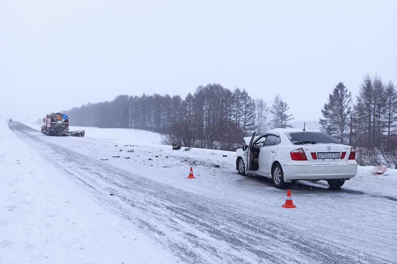 В Балахтинском районе 15-летний подросток погиб в аварии с грузовиком, который чистил дорогу, сообщили в ГАИ Красноярского края.  9 февраля на 176 километре автодороги Р-412 «Шарыпово-Ужур-Балахта» женщина за рулем «Тойота Премио» не справилась с управлением и врезалась в «Камаз», который ехал попутно и чистил проезжую часть.  В результате женщину «Тойоты» госпитализировали с различными травмами. Ее 15-летний сын, сидевший спереди, скончался на месте ДТП. Водитель грузовика не пострадал.