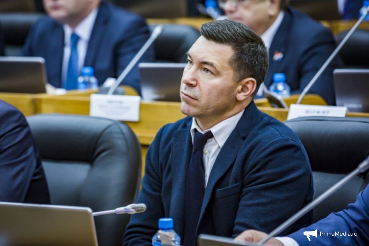 На экс-депутата парламента Приморья напали с ножом в Ливадии  Экс-депутат Заксобрания Приморья  ЗС ПК  Руслан Маноконов пережил нападение с ножевым ранением в Ливадии. Информация об этом разошлась по местным telegram-каналам  18+ . В полиции ИА PrimaMedia сообщили, что готовят комментарий по ситуации. По данным агентства, инцидент произошел в презентабельном кафе "Терраса" 2 августа. Сейчас экс-парламентарий находится в больнице после операции.   Как утверждают новые медиа, в конфликт с бывшим политиком вступил отдыхающий из Хабаровска.  По словам источников агентства, знакомых с ситуацией, конфликт произошел в субботу, 2 августа, когда отмечали День ВДВ. Один из буйных отдыхающих вел себя вызывающе. Экс-депутат сделал ему замечание, а по итогу получил ножевое ранение.   На данный момент, по сведениям собеседников, Руслан Маноконов прооперирован. Его родные не комментируют ситуацию.    PrimaMedia   Прислать новость