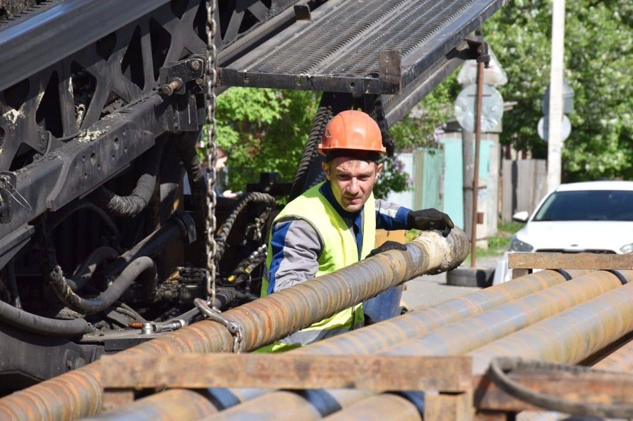 65 жилых домов в Алтайском крае будут отапливаться новой котельной В поселке Заветы Ильича Алейского района стартовало строительство современной котельной. Она заменит устаревшую станцию, работавшую с 1968 года. Также объект обеспечит отоплением школу, детский сад, сельский клуб и административные здания, сообщили в Министерстве строительства и ЖКХ края Одновременно с котельной в поселке завершают замену почти 1 км тепловых сетей. Это повысит надежность системы теплоснабжения перед наступлением нового отопительного сезона