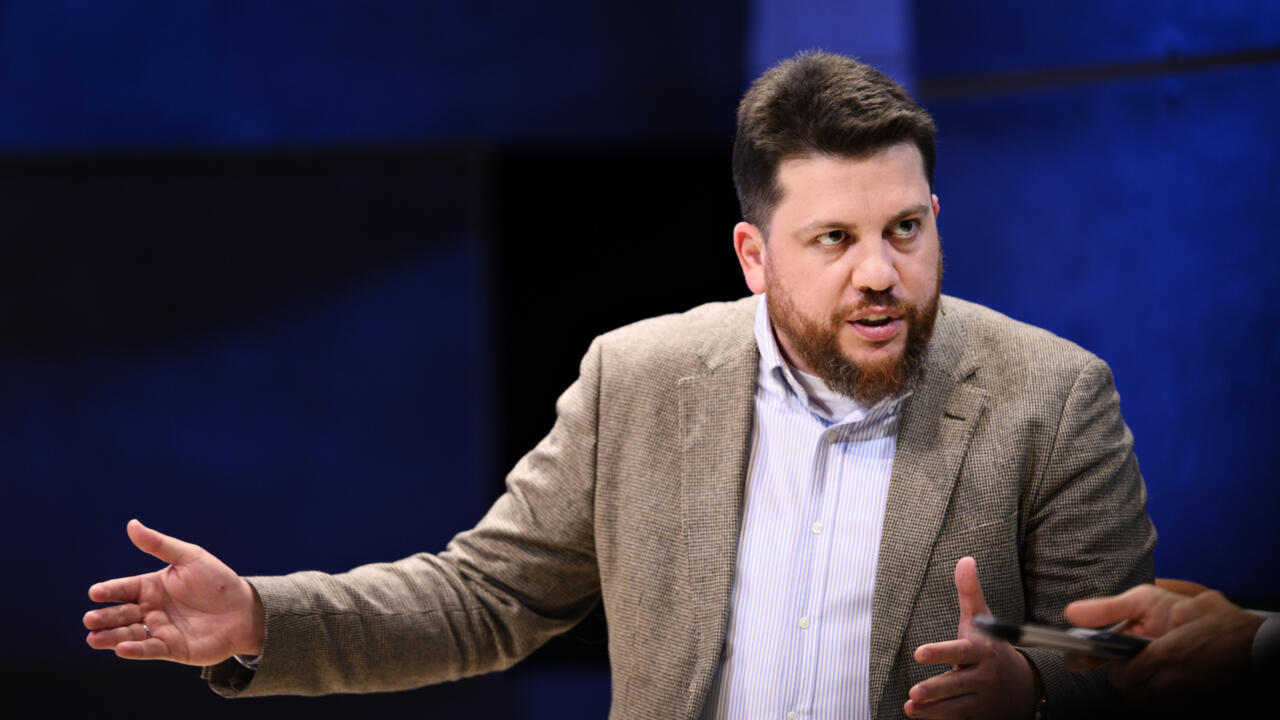 На Леонида Волкова завели уголовное дело на Украине Генпрокуратура обвинила бывшего депутата гордумы Екатеринбурга и соратника Алексея Навального в оправдании агрессии РФ против Украины пишет RT Поводом для дела стала переписка Волкова с экс сотрудницей ФБК Анной Тирон которая сейчас работает в Русском добровольческом корпусе РДК вооруженном формировании действующем на стороне Украины В опубликованном сообщении Волков оскорбляет украинских чиновников и называет лидера РДК Дениса Капустина неонацистом Теперь Волкова могут лишить вида на жительство в Литве В России политика заочно приговорили к 18 годам колонии по обвинению по девяти статьям Уголовного кодекса в том числе за фейки о Вооруженных силах России Фото Philip Davali Ritzau Scanpix признан иноагентом и внесен в реестр террористов и экстремистов внесен в реестр террористов и экстремистов признан экстремистской организацией иностранным агентом и запрещен в России признан террористической организацией и запрещен в РФ Новости из Екатеринбурга