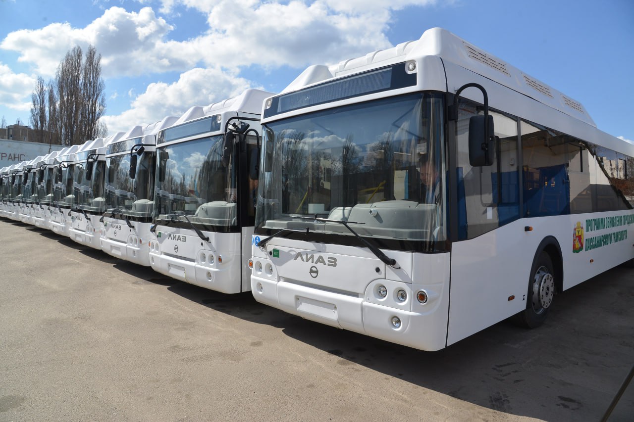 В Воронеже до конца года ожидается поставка 330 новых автобусов по программам льготного лизинга  По поручению губернатора Александр Гусева регион активно участвует в программах льготного лизинга, реализуемых Министерством транспорта и Министерством промышленности и торговли России.  В общей сложности восемь перевозчиков, обслуживающих муниципальные маршруты Воронежа, подали заявки на обновление подвижного состава. До конца 2025 года ожидается поставка 30 автобусов большого класса и около 300 – среднего класса.  Благодаря участию в программе будет заменён транспорт малого класса  в том числе «Газели»  на более вместительные автобусы. Речь идёт о маршрутах №№ 1кв, 1кс, 18, 37, 38, 47, 50, 70, С70, 88 и 97. Это решение позволит значительно повысить провозную способность и комфорт перевозок на востребованных направлениях.    Правительство Воронежской области   Поддержка канала