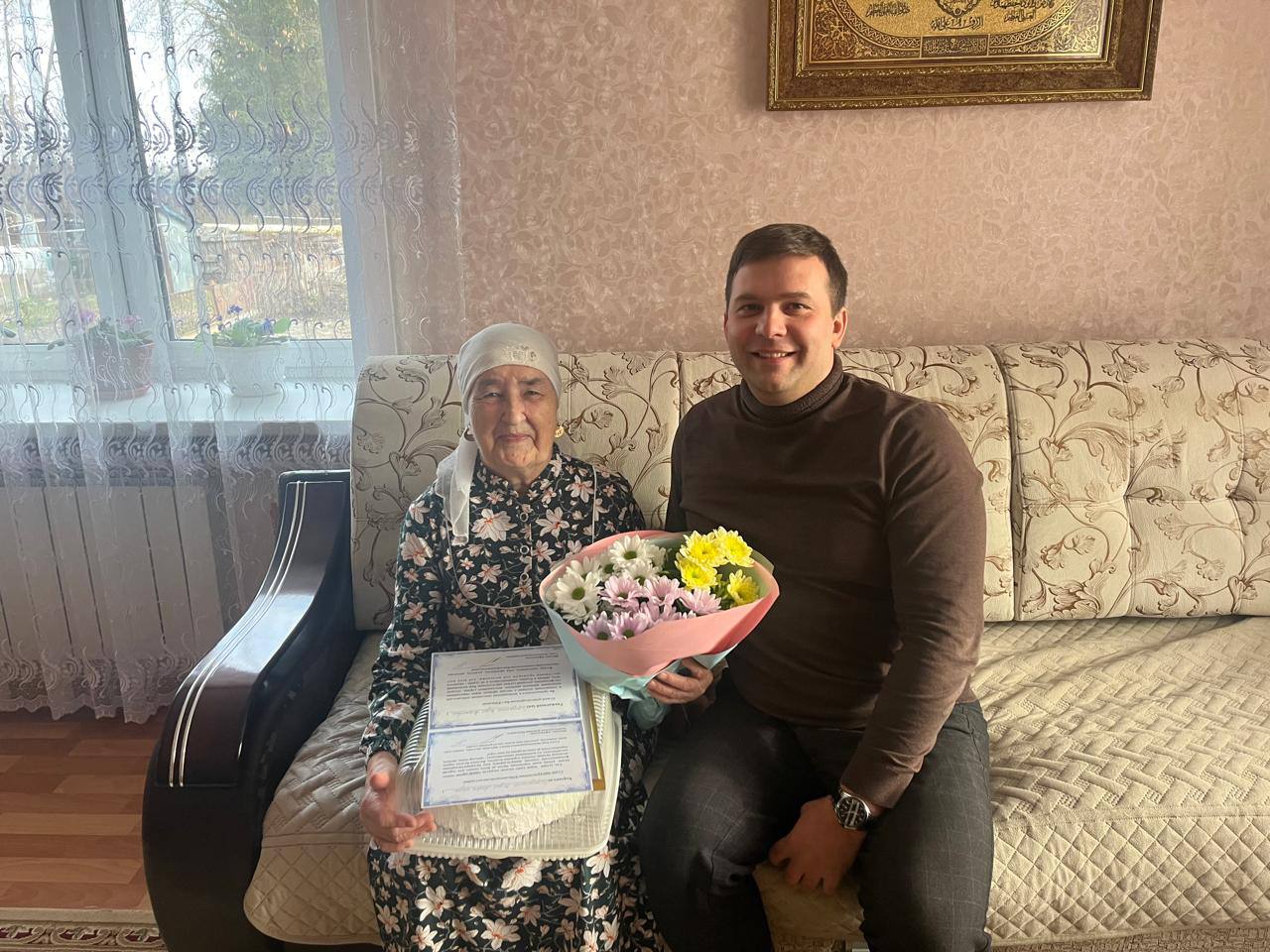 Жительница Зеленодольского района отметила 90 летний юбилей Сафиуллина Разия Асхатовна ветеран труда родилась в Алексеевском районе в 1974 году переехала в поселок Осиново Сегодня теплом и заботой её окружает большая семья двое детей четверо внуков и восемь правнуков От имени главы Зеленодольского района юбиляра поздравил глава Осиновского сельского поселения Юрий Харинкин Присоединяемся к поздравлениям желаем крепкого здоровья и благополучия