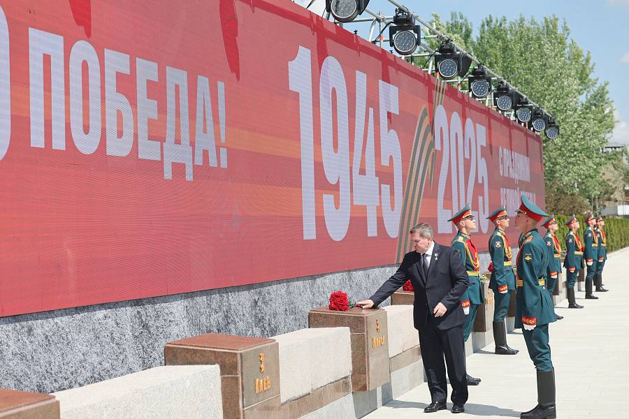 У Мамаева кургана открыли новую зону в честь городов-героев У подножия Мамаева кургана увековечили подвиг защитников Сталинграда и других героических мест. Губернатор Андрей Бочаров отметил, что здесь отражена память о городе-герое Сталинграде, Калаче-на-Дону и рубежах Сталинградской доблести — Котельниково, Серафимовиче, Клетской и Городище. Новая зона повторяет композицию с городами-героями и Брестской крепостью. Во все тумбы заложили капсулы с землей из этих мест. Подписаться