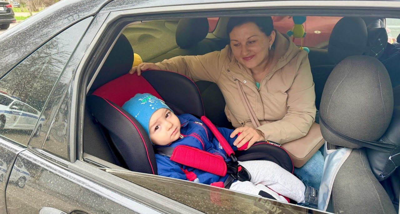 Госавтоинспекция Севастополя напоминает всем водителям о средствах пассивной безопасности в салоне автомобиля  Использование ремней безопасности и детских удерживающих систем – это не просто рекомендация, а необходимость. В момент аварии, даже при относительно небольшой скорости, не пристёгнутый пассажир может с огромной силой удариться в салоне о переднюю панель, сиденья или другие предметы в автомобиле.  Перевозка детей в возрасте младше 7 лет должна осуществляться с использованием детских удерживающих систем  устройств . Перевозка детей в возрасте от 7 до 11 лет  включительно  должна осуществляться с использованием детских удерживающих систем  устройств  или с использованием ремней безопасности, а на переднем сиденье — только с использованием детских удерживающих систем  устройств .   Госавтоинспекция напоминает, что за неиспользование ремней безопасности, согласно ст. 12.6 КоАП РФ, предусмотрена административная ответственность в виде штрафа в размере 1000 рублей. За нарушение требований к перевозке детей, установленных ПДД РФ, предусмотрено наложение административного штрафа на водителя в размере трех тысяч рублей; на должностных лиц - двадцати пяти тысяч рублей; на юридических лиц - ста тысяч рублей.  Водители и пассажиры! Берегите свою жизнь и жизнь близких, используйте ремни безопасности и детские удерживающие устройства!