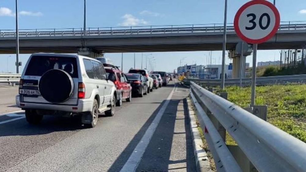 Крымский мост: пробка выросла со стороны Керчи CИМФЕРОПОЛЬ, 30 апр – РИА Новости Крым. У досмотровых пунктов перед Крымским мостом со стороны Керчи начала расти очередь. Об этом сообщается в Telegram-канале оперативной информации о ситуации на мостовом переходе. "По данным на 13:00 в очереди со стороны Керчи находится 210 транспортных средств. Время ожидания около часа", - говорится в сообщении. При этом со стороны Тамани проезд свободен. В среду утром пробка скапливалась на въезде в Крым. В 8:00 проезда ждали 69 машин, спустя час очередь выросла в три раза. Советы туристам о подготовке к поездке и досмотру По данным оперативного канала информационного центра по автомобильным дорогам о ситуации на автоподходах к Крымскому мосту и подготовке к досм... Подробнее>>>
