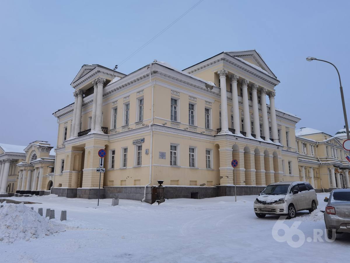 Тысячи детей вывезут из усадьбы Харитонова Расторгуевых В памятнике архитектуры находится Центр одаренности и технологии где занимаются 3600 детей Здание разрушается а федеральное агентство по управлению памятниками не реставрирует его Прокуратура потребовала привести постройку в надлежащий вид рассказал на прямой линии мэр Алексей Орлов А пока в усадьбе может быть опасно Безусловно наши дети должны заниматься в безопасных и комфортных условиях Мы приняли решение к весне планируем перевезти детей в здание бывшей администрации Октябрьского района на Луначарского 217 сказал мэр Глава города объяснил что мэрия не может отремонтировать здание и парк пока они в собственности у федеральной структуры Минкульт отверг просьбы отдать исторический комплекс и от мэрии и от губернатора Ведомство готово вернуть усадьбу и сад только в обмен на аналогичный объект На балансе города его не нашли теперь ищут в области Новости из Екатеринбурга