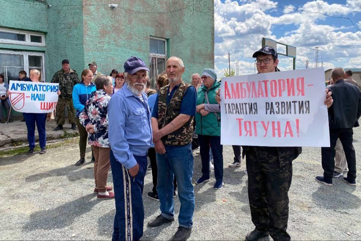 В Алтайском крае жители посёлка Тягун вышли на митинг против закрытия амбулатории  Более 200 человек собрались на площади перед Домом культуры — это четверть взрослого населения Тягуна. Люди протестуют против замены амбулатории на фельдшерско-акушерский пункт  ФАП .  По словам активистов, при численности и удалённости Тягуна посёлок по закону должен иметь амбулаторию. Также сообщали, что на строительство ФАПа заложено 27 миллионов рублей, по мнению собравшихся, этого хватило бы и на полноценную амбулаторию.  Подписаться   Помочь RusNews