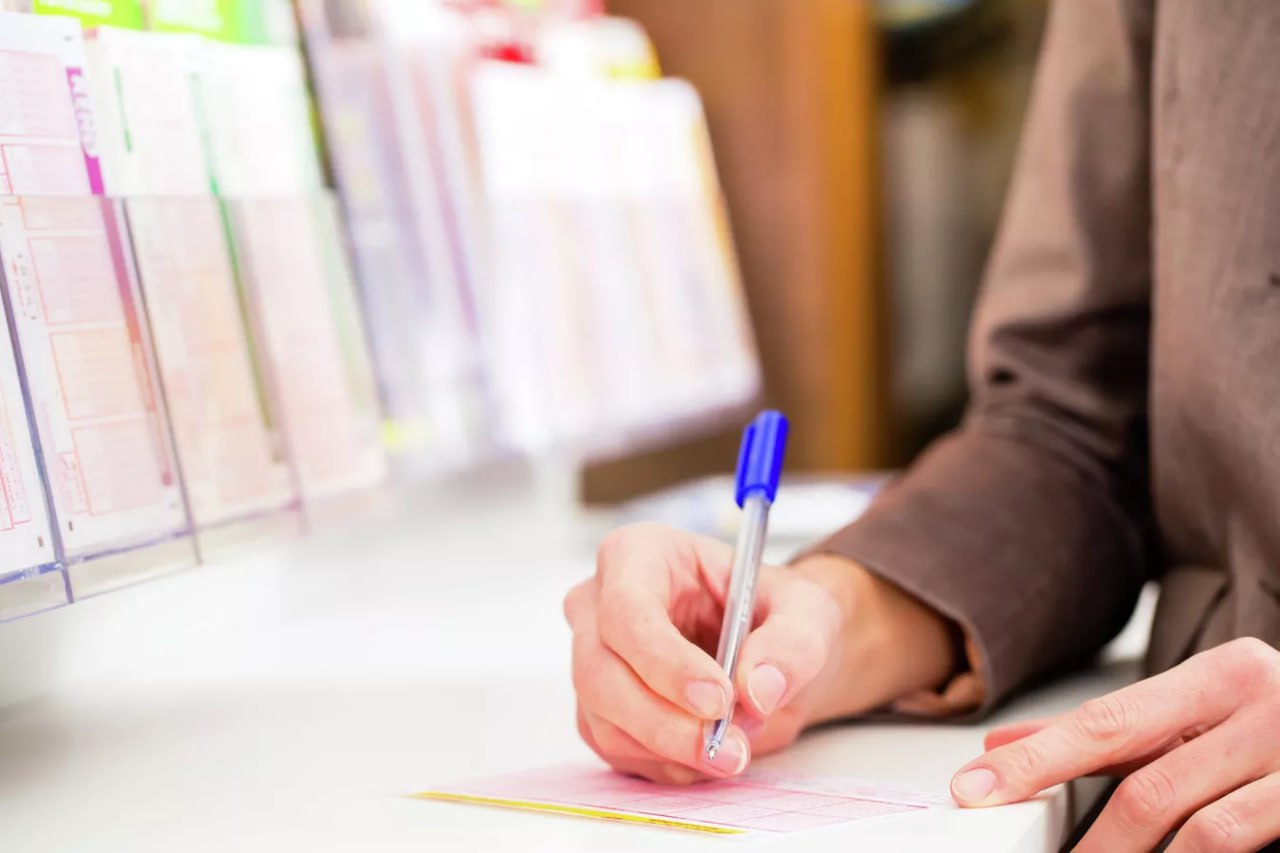 Билет за 40 рублей принес администратору отеля из Крыма выигрыш в почти 3 млн рублей рассказали РИА Новости в пресс службе Национальной лотереи Победительница поведала что перед покупкой лотерейного билета ее мама видела сон в котором они выиграли крупную сумму денег Сон оказался вещим Подписаться на РИА Новости экономика Все наши каналы