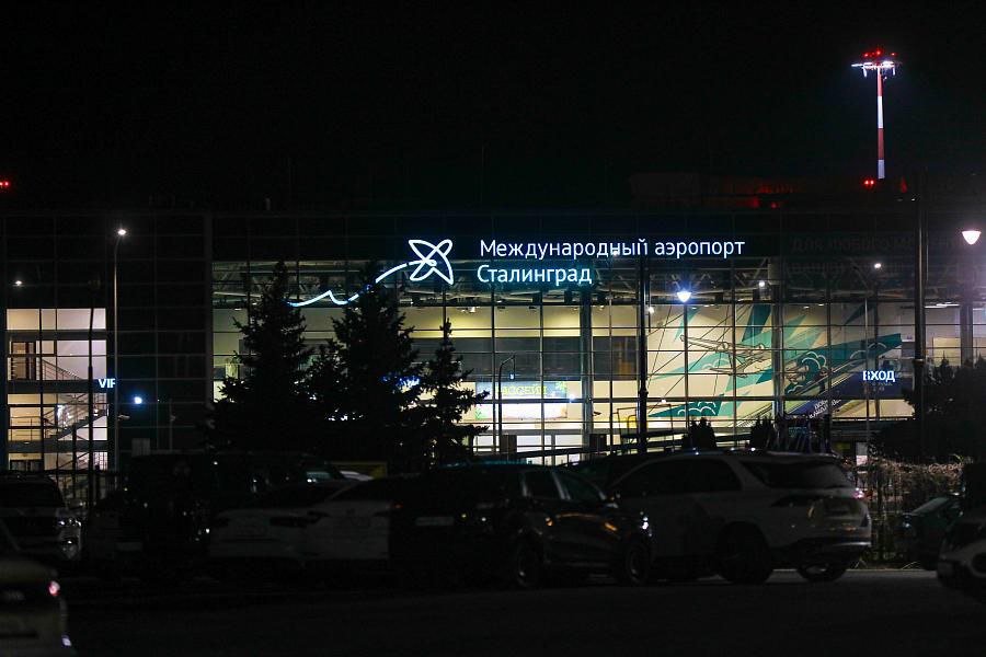 Южная транспортная прокуратура взяла на контроль ситуацию с задержками рейсов Из за ограничений на прием и выпуск воздушных судов московского авиаузла в аэропортах Южного транспортного региона задерживаются авиарейсы В связи с этим транспортными прокурорами контролируется соблюдение прав пассажиров о нарушении которых можно также сообщить дежурному прокурору Южной транспортной прокуратуры тел 8 919 899 87 33