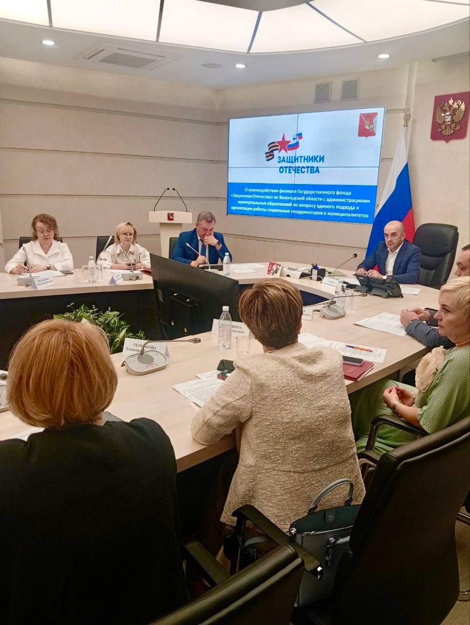 Провел заседание межведомственной комиссии по поддержке участников специальной военной операции и членов их семей. Вопросы поддержки участников СВО и их семей являются первостепенной задачей правительства области, находятся на особом контроле у главы региона, требуют оперативных решений и согласованных действий. На заседании обсудили взаимодействие фонда «Защитники Отечества» с муниципалитетами, порядок оказания медицинской помощи ветеранам боевых действий, новые меры социальной поддержки участников СВО и их семей в сфере образования. Отдельное внимание уделили работе единой диспетчерской службы. За время работы на горячую линию поступило 24 000 звонков, из них 20 660 звонков 86% отработаны операторами, 3 340 14% направлены в органы власти и муниципалитеты для решения и оказания помощи. На номер отдельной линии для жителей ДНР, ЛНР, Запорожской и Херсонской областей операторами принят 1 741 входящий вызов. Напомню, что на сегодняшний день в Вологодской области действует 41 мера поддержки участников СВО и их семей. Мы стараемся оказывать всестороннюю помощь и поддержку нашим бойцам, а также их родным. По вопросам можно обращаться по телефонам: Горячая линия: 122. Для жителей ДНР, ЛНР, Запорожской и Херсонской областей: 8-800-101-00-35. Также отмечу, что за прошедший период 2025 года в ходе заседаний межведомственной комиссии было выдано 22 поручения, из них 13 выполнено, еще 9 находятся в работе. #Во35 #СвоихНеБросаем #командаФилимонова Александр Ершов Александр Ершов