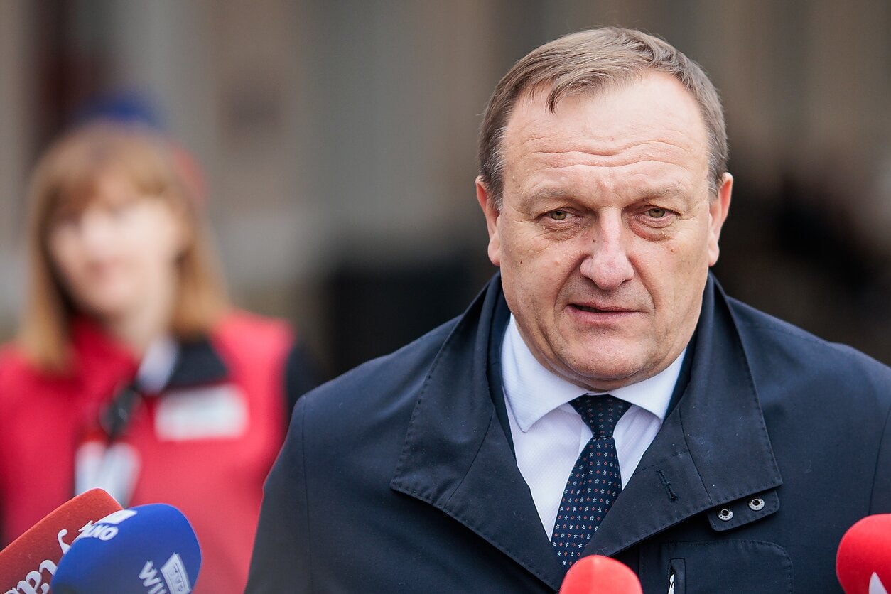 Глава МВД сомневается что из за воссоединения семей Литву заполонят иностранцы Министр внутренних дел Владислав Кондратович сомневается что Литву наводнит поток иностранцев из третьих стран когда в следующем году вступит в силу право на воссоединение семьи По его словам закон содержит довольно строгие гарантии и требования которые будет непросто проводить в жизнь Это не просто что вот я решил взял и привёз члена семьи в нашу страну Для этого нужно проработать определённый срок не менять работу в Литве более трёх лет У приезжающих должны быть медицинская страховка регистрация им должно быть гарантировано содержание они не должны представлять опасности для нашей страны заявил министр в четверг радиостанции Ziniu radijas Так он прокомментировал предложение группы парламентариев запретить членам семей иммигрантов работающих в Литве приезжать в страну на основании воссоединения семьи Подробнее читайте по ссылке В Кондратович фото LRT