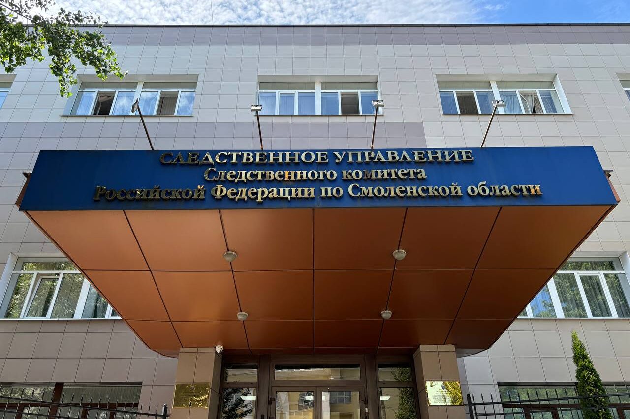 Курсанты смоленской академии ПВО спасли женщину от убийцы  В Смоленске курсанты военной академии предотвратили убийство женщины. Руководитель СУ СК по Смоленской области Анатолий Уханов встретился с будущими офицерами и поблагодарил их за проявленное мужество и умение решительно действовать в критической ситуации.  Инцидент произошел 16 июля на улице Лавочкина. Курсанты стояли у одного из местных магазинов, как вдруг услышали крик о помощи, доносившийся из подъезда ближайшего многоквартирного дома. Молодые люди бросились на помощь, но стоило им открыть дверь, как им навстречу выбежал мужчина в окровавленной одежде.  Учащиеся академии ПВО задержали подозрительного горожанина и оказали первую помощь его жертве. Как выяснилось впоследствии, злоумышленник нанес женщине несколько ножевых ранений.   Благодаря курсантам пострадавшая осталась жива. По факту покушения на убийство возбуждено уголовное дело  часть 3 статьи 30 - часть 1 статьи 105 УК РФ .