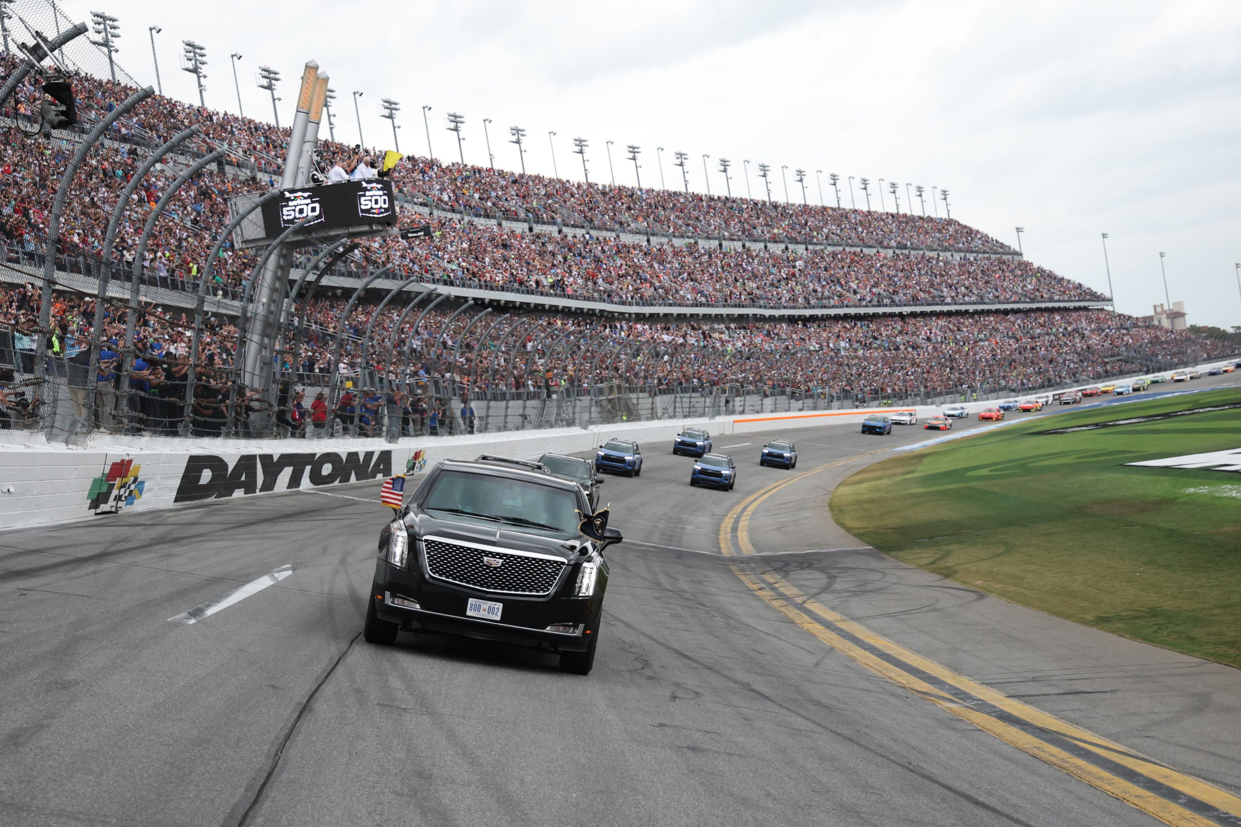 Дональд Трамп на бронированном лимузине Cadillac One сделал круг по трассе NASCAR во Флориде перед началом гонок. За ним следовали гоночные машины с принимающими участие в соревнованиях пилотами.  Фото: Chris Graythen / Getty Images