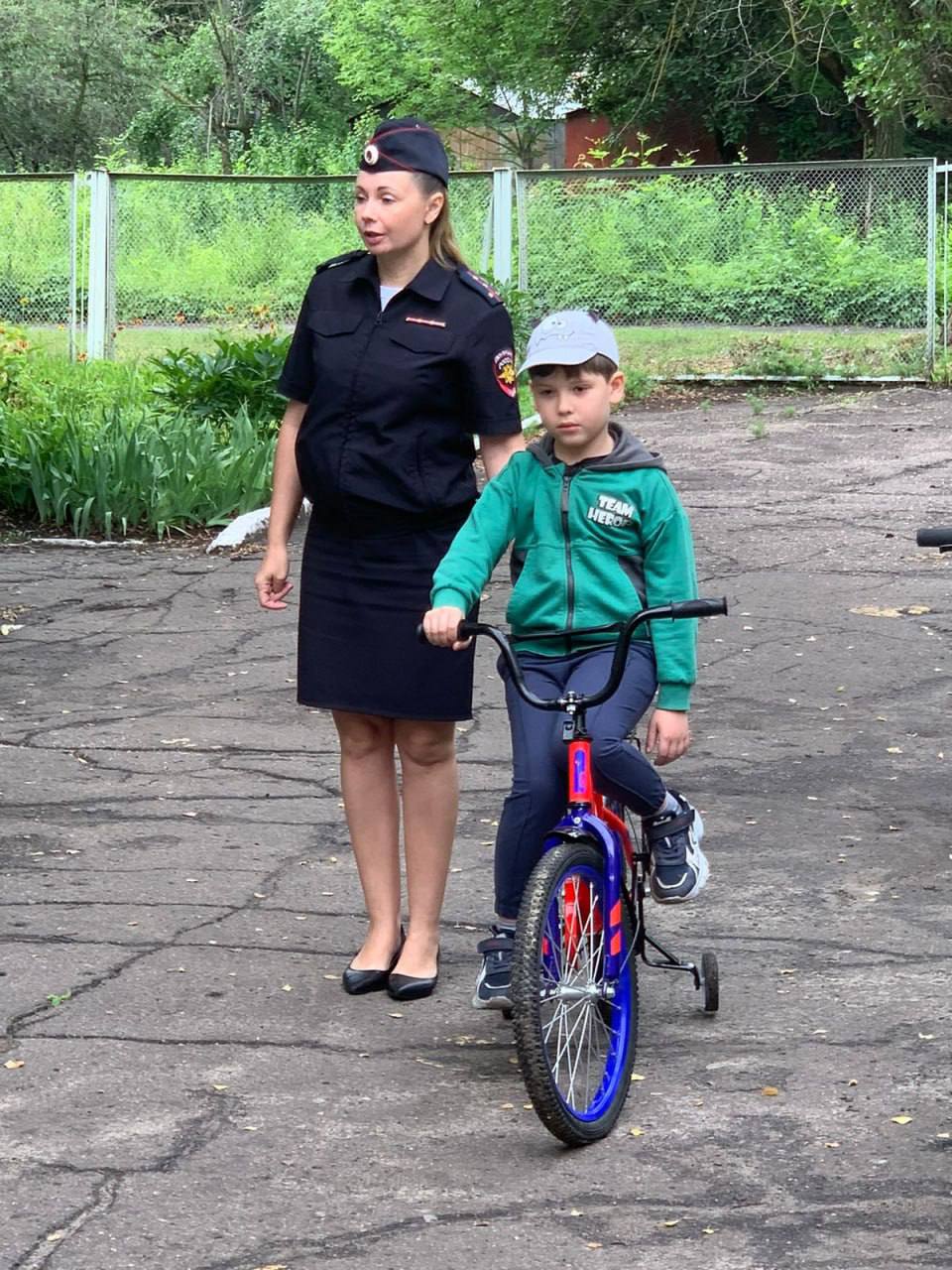 В Саратовской области полицейские и общественники продолжают проведение профилактических мероприятий с детьми   Старший инспектор отделения по пропаганде безопасности дорожного движения отдела Госавтоинспекции МО МВД России «Балашовский» Саратовской области капитан полиции Ольга Кудашова вместе с членами Общественного совета при межмуниципальном отделе полиции провели для детей, отдыхающих в летнем оздоровительном лагере дневного пребывания при Гимназии № 1 города Балашова, обучающее занятие «Безопасное лето на дорогах».   Мероприятие прошло в рамках акции «Каникулы с Общественным советом».  Госавтоинспектор напомнила ребятам основы безопасного поведения на улице и на дорогах:   о дорожных знаках, которые обязательно должны знать юные участники дорожного движения,   о разметке, которая помогает безопасно перейти проезжую часть,   разъяснила детям, что для велосипедистов есть свои возрастные ограничения, например, до 14 лет нельзя ездить по дорогам общего пользования, а в темное время суток велосипедисты обязаны использовать световозвращающие элементы.   Затем полицейские и общественники провели мастер-класс по правильному и безопасному управлению велосипедом.  ‍    Рассказали подросткам о правилах использования средств индивидуальной мобильности  СИМ . В частности, о том, что передвигаться на СИМ  разрешается по тротуарам, пешеходным и велопешеходным дорожкам, в пределах  пешеходных зон, а также в местах, закрытых для движения транспорта: в парках, скверах, дворах и на специально отведенных площадках.   ‍ Выезжать на СИМ на проезжую часть дороги запрещено. При переходе дороги, необходимо спешиться, и перейти проезжую часть, руководствуясь правилам для пешеходов.  Ребята получили массу положительных впечатлений, услышали ответы на все интересующие их вопросы, узнали много нового. В завершение встречи гости пожелали ребятам хорошо и с пользой отдохнуть, всегда и везде соблюдать правила безопасности и быть внимательными на дорогах.