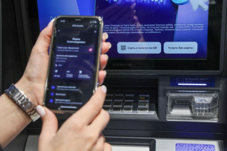 Появилась новая схема мошенников связанная с электронным дневником Специалисты ВТБ отмечают существенный рост числа случаев обмана направленных на школьников их родителей и сотрудников образовательных учреждений Мошенники используют методы социальной инженерии чтобы завладеть персональными данными и средствами жертв Во время телефонного звонка злоумышленники представляются учителями и просят школьников и их родителей обновить или перевыпустить электронный дневник Также злоумышленники могут позвонить от имени школьной медсестры для срочного медосмотра якобы для допуска к занятиям Установив доверие они пытаются выманить код из СМС и PUSH уведомлений от учетной записи госпортала или банковского приложения а также предлагают пройти онлайн регистрацию по фишинговой ссылке для срочного медосмотра kuzzbas ru news finance 77884 html