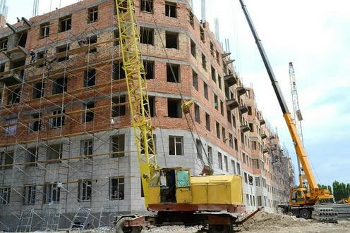 Комитет по конкуренции Узбекистана признал незаконными штрафы застройщиков удерживаемые с покупателей жилья при расторжении сделки по их инициативе Комитет аннулировал санкции по восьми контрактам вернув гражданам более 1 5 млрд сумов около 124 тысяч Эксперты отметили что подобные штрафы противоречат Гражданскому кодексу так как компании не несут убытков при продаже квартир по типовому проекту и могут перепродать их а высокий спрос и рост цен приносят им прибыль Подробности на нашем сайте Актуальные новости из Центральной Азии fergananews