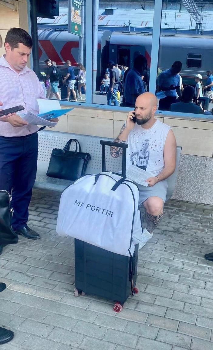 В Ростовской области задержали бизнесмена за хищение денег у РЖД    В Ростовской области задержали бизнесмена, похитившего почти 18 миллионов рублей у «Российских железных дорог». Об этом сообщили в пресс-службе регионального управления ФСБ.    По данным следствия, коммерсант должен был реконструировать зарядные колонки на станции Адлер. Однако он договорился с сотрудниками Северо-Кавказской железной дороги и подделал акты о стоимости оборудования и пуско-наладочных работ.    Против предпринимателя и его соучастников возбудили уголовное дело о мошенничестве. Основного фигуранта дела взяли под стражу.     Подписаться на "Новости Ростова"    Прислать новость