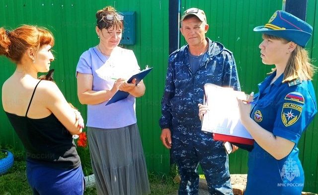 Правила пожарной безопасности в каждый дом   Сотрудники МЧС России продолжают проведение работы по предупреждению возгораний в жилом секторе, защите жизни и здоровья людей от пожаров.   На территории Голышмановского округа в ежедневном режиме осуществляются рейды и подворовые обходы.   «От пожара никто не застрахован, поэтому беседуя с жителями, мы стараемся донести знания, которые помогут в экстренной ситуации. Подробно объясняем, как правильно эксплуатировать отопительные приборы, как избежать перегрузки электросети, как хранить легковоспламеняющиеся материалы. Важно, чтобы жители знали, как действовать в случае возгорания, так как от этого зависит сохранность не только имущества, но и жизней»,- отметила инспектор отдела надзорной деятельности и профилактической работы «Голышмановский» Галина Смирнова.
