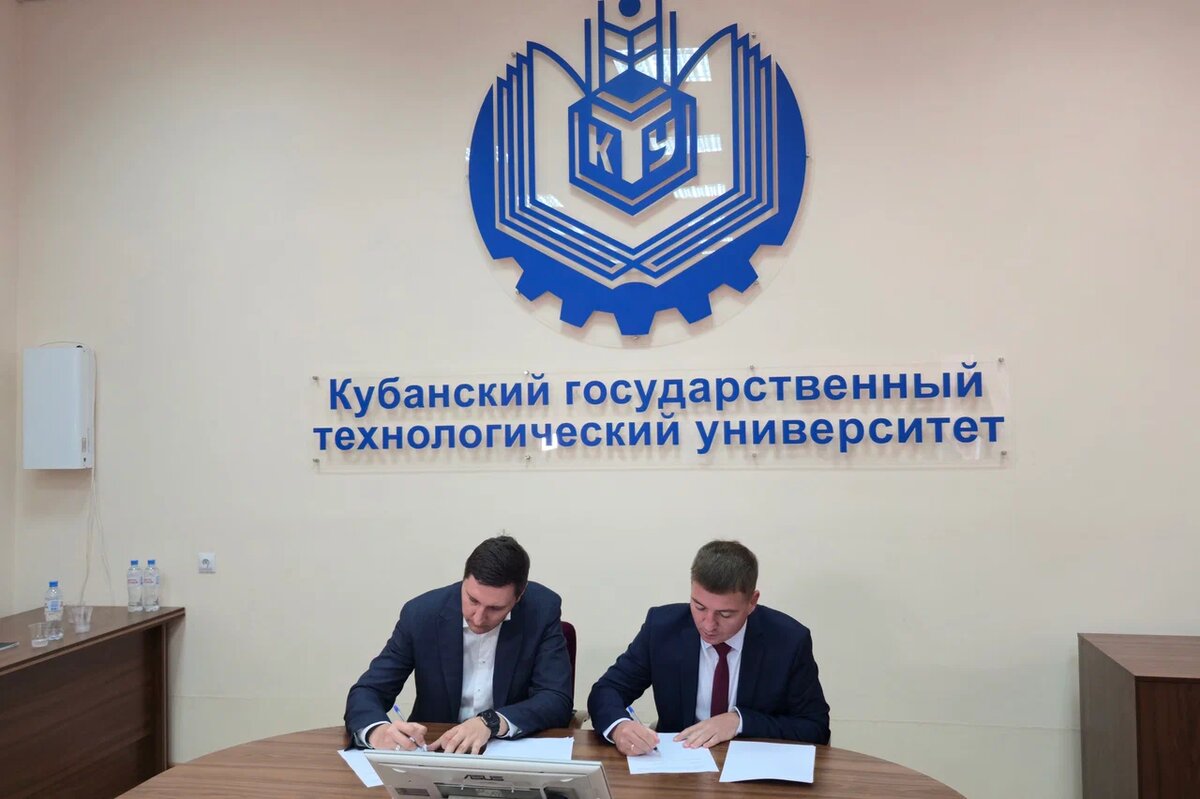 НАРТИС принимает участие в развитии зарядной инфраструктуры Краснодарского края Ведущий российский производитель зарядной инфраструктуры и интеллектуальных приборов учёта НАРТИС входит в промышленную Группу НЭК подписал соглашение с Министерством топливно энергетического комплекса и жилищно коммунального хозяйства Краснодарского края Ключевая цель сотрудничества развитие в регионе сети зарядных станций для электротранспорта В рамках соглашения НАРТИС обеспечит поставки и внедрение современных зарядных станций собственного производства станции переменного тока AC мощностью от 3 5 до 44 кВт и станции постоянного тока DC от 20 до 240 кВт что позволит закрывать все потребности от частного использования до магистральных хабов Партнёрство также имеет сильную образовательную составляющую НАРТИС передал Кубанскому государственному технологическому университету КубГТУ современное оборудование включая зарядную станцию переменного тока интеллектуальные приборы учёта и устройства сбора данных Это даст возможность создать эффективную практическую базу для обучения студентов и переподготовки профильных специалистов в сфере электроэнергетики и зарядной инфраструктуры Кубань 24