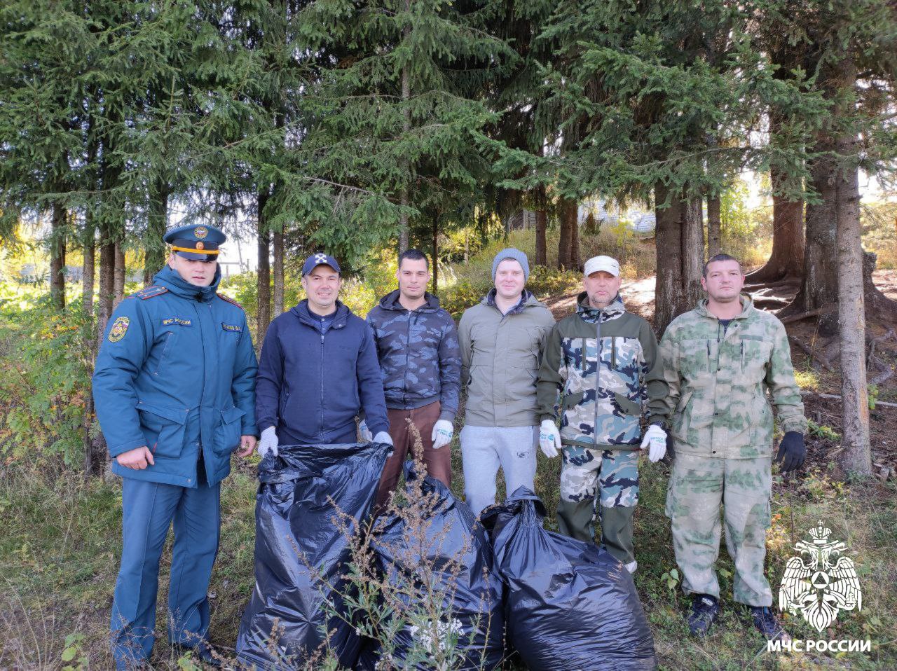 Чистого и огонь не обожжёт    Огнеборцы МЧС России вместе с волонтёрами перед зимой привели в порядок парк в селе Койгородок.  В рамках всероссийской акции «Зелёная Россия» все дружно убрали территорию от мусора  и опавших сухих веток.   «Субботник – это не только добрая традиция, объединяющая коллектив, но и прекрасный способ проявить наше желание жить в красивом и чистом мире»,  — рассказывает Владислав Игнатов, начальник 17-й пожарно-спасательной части МЧС России.