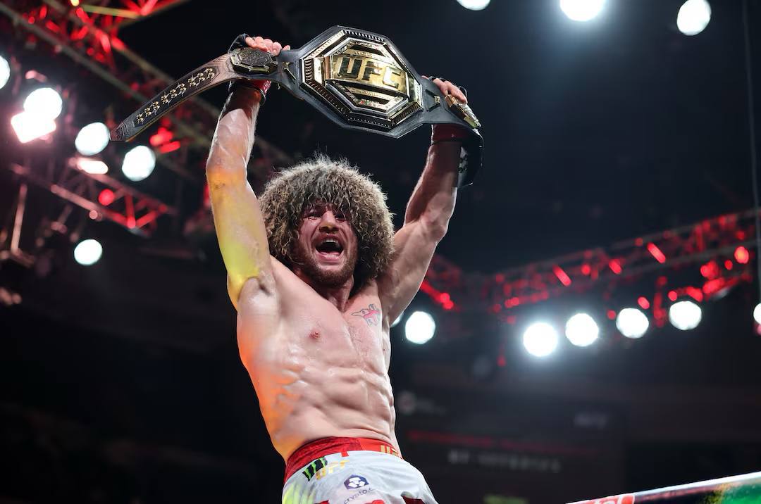 Мераб очень уверенно забирает бой и защищает титул чемпиона UFC После победы он заявил что готов выйти на поединок против бойца клуба Архангел Михаил Петра Яна уже в декабре Петр Ян выглядит неплохо Я хочу оставаться активным так что если есть дата в декабре я готов Я становлюсь только лучше и хочу драться