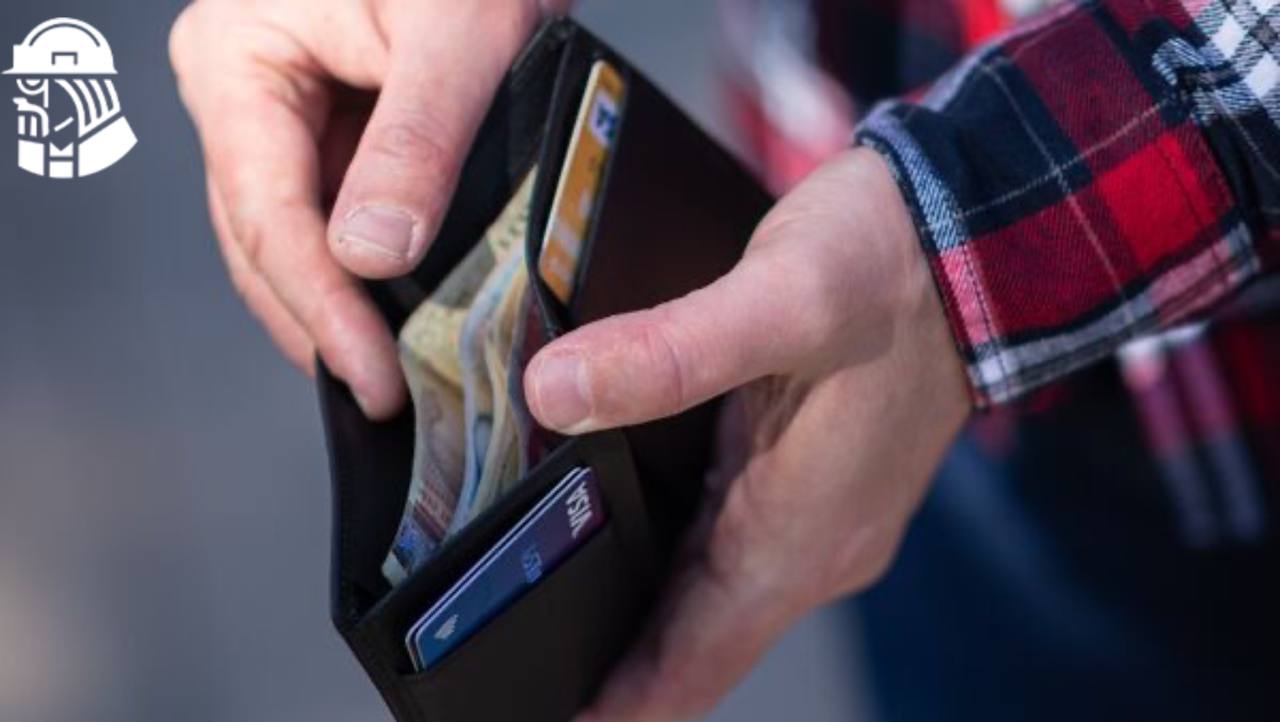 Банки списывают комиссии за неактивные карты В ряде банков фиксируются списания за отсутствие операций по карте в договоре может быть прописана плата за неактивные счета и такие списания считаются законными если они указаны в документе Клиентам советуют регулярно проверять выписки закрывать неиспользуемые карты и счета и настраивать уведомления о списаниях также обсуждается инициатива чтобы регулятор обязал автоматически закрывать счета с нулевым балансом после 2 3 лет неактивности kvadratnymaster