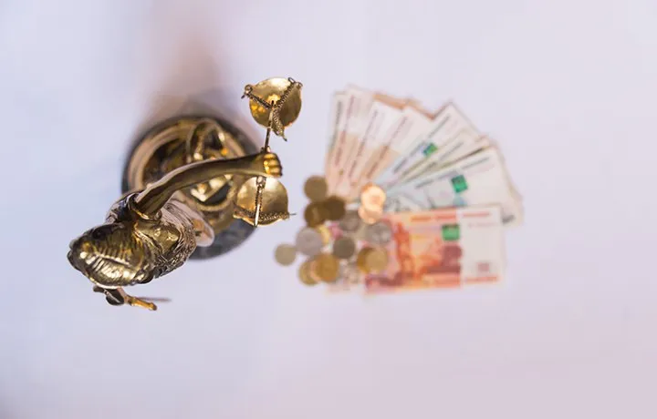 24 апреля Верховный Суд вынес Определение 309 ЭС16 20619 8 9 по делу А07 8518 2015 в котором разъяснено почему возврат компенсационного финансирования участнику должника в рамках займа не влечет привлечение его к субсидиарной ответственности По мнению одного адвоката ВС РФ выработал верный подход по этому вопросу так как преференциальное погашение реального долга а равно возврат компенсационного финансирования само по себе не причиняет вреда должнику не является для него существенно убыточным Другая сочла что в таких спорах необходимо верно установить субъект чьим правам и интересам нанесен ущерб в данном случае затрагиваются интересы кредиторов должника тогда как взыскание убытков предполагает причинение ущерба должнику Подробнее читайте на сайте АГ