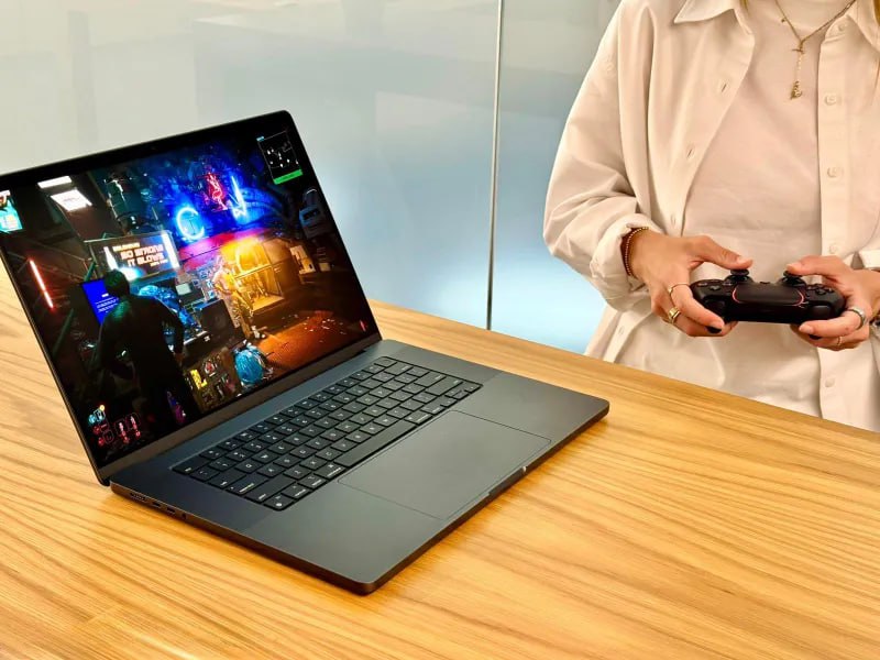 Компьютеры Apple нельзя назвать игровыми, но в последнее время для игр они подходят всё лучше и лучше, и это касается как списка доступных игр, так и производительности. К примеру, Cyberpunk 2077 запустили на MacBook Pro с M4 Max на ультра-настройках, получив 120 к/с. Достижением похвастался один из топ-менеджеров CD PROJEKT RED, видимо, в преддверие какого-то очередного патча.